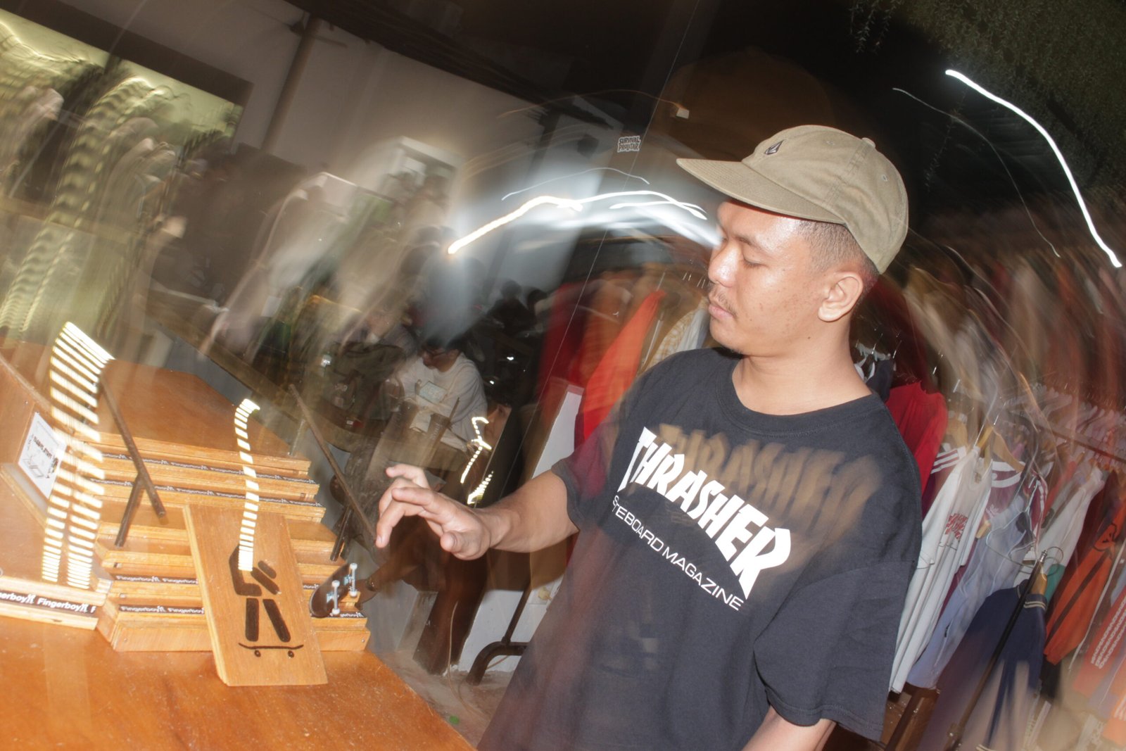 Pengunjung mencoba permainan fingerboard di event Survival Proletar Jambi