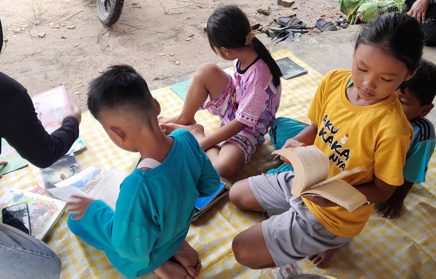 Anak-anak sedang belajar bersama di luar ruangan