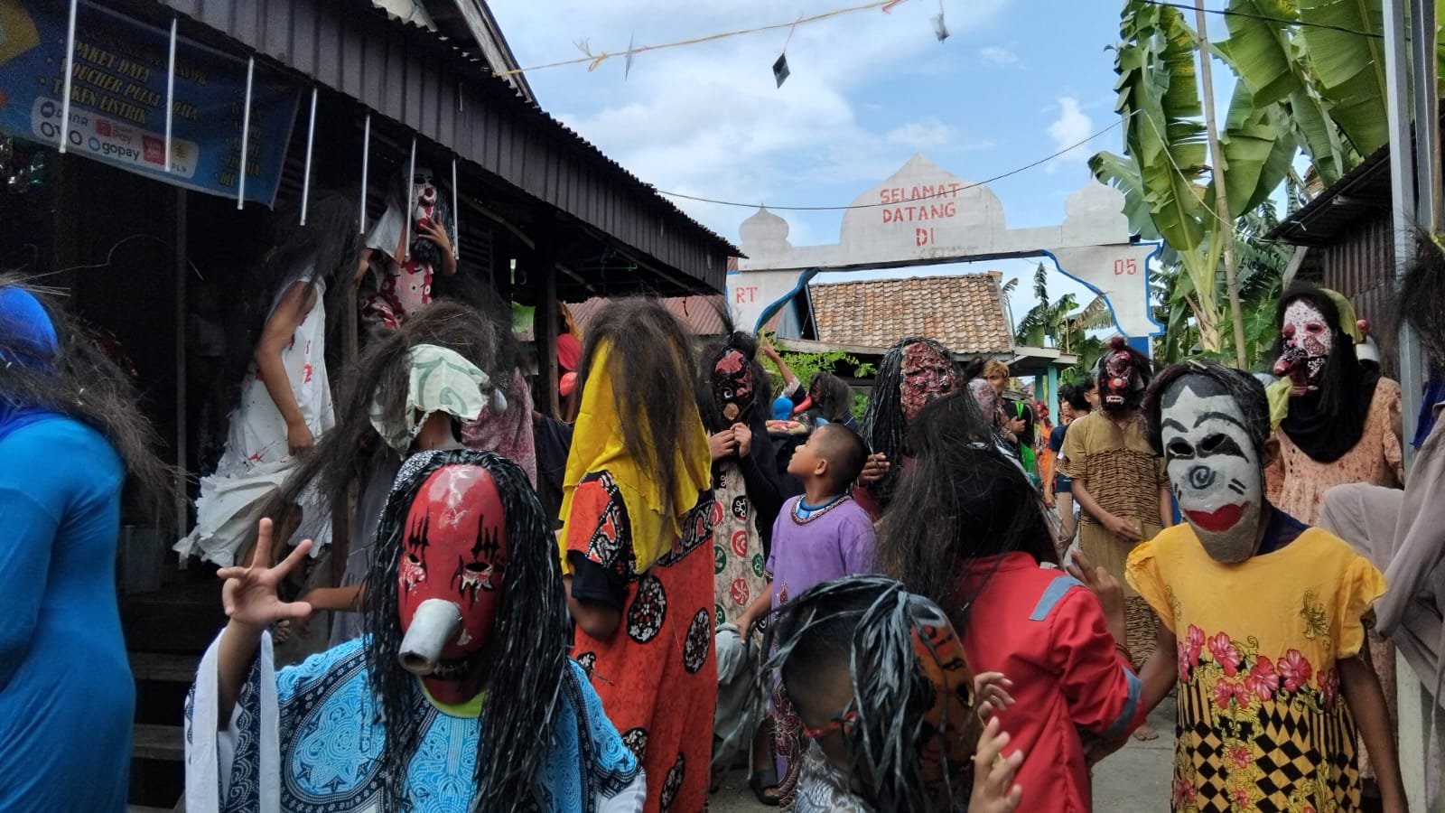 Pertunjukan topeng labu oleh anak-anak di Muaro Jambi