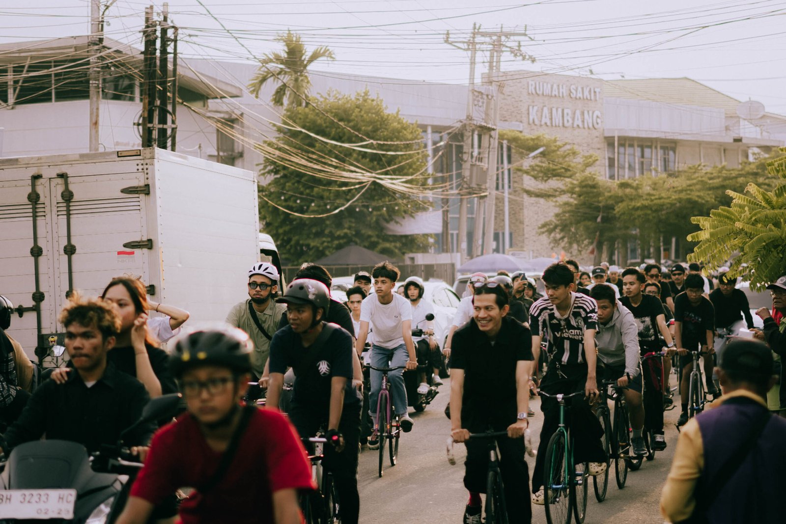 Konvoi anak muda dan komunitas sepeda saat kegiatan berbagi takjil Ramadan di Kota Jambi menuju Tugu Keris Siginjai
