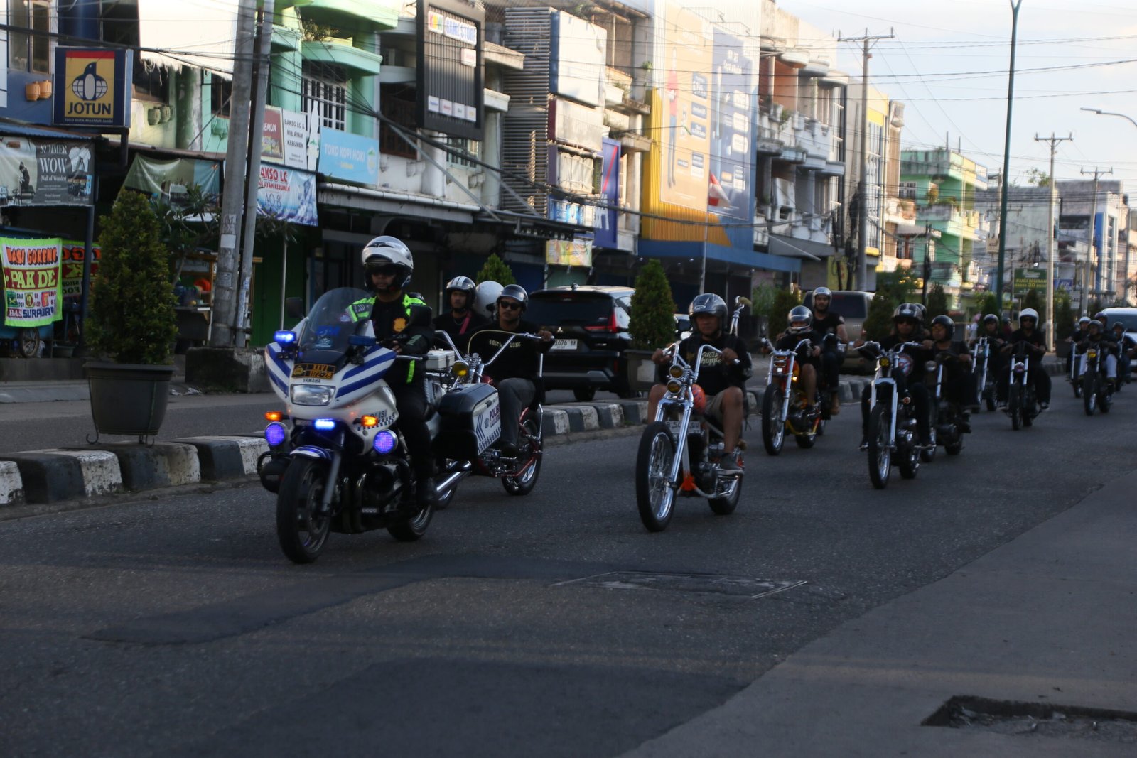 city rolling Lebarun Kustom 2026 Jambi dengan motor kustom di jalan ko