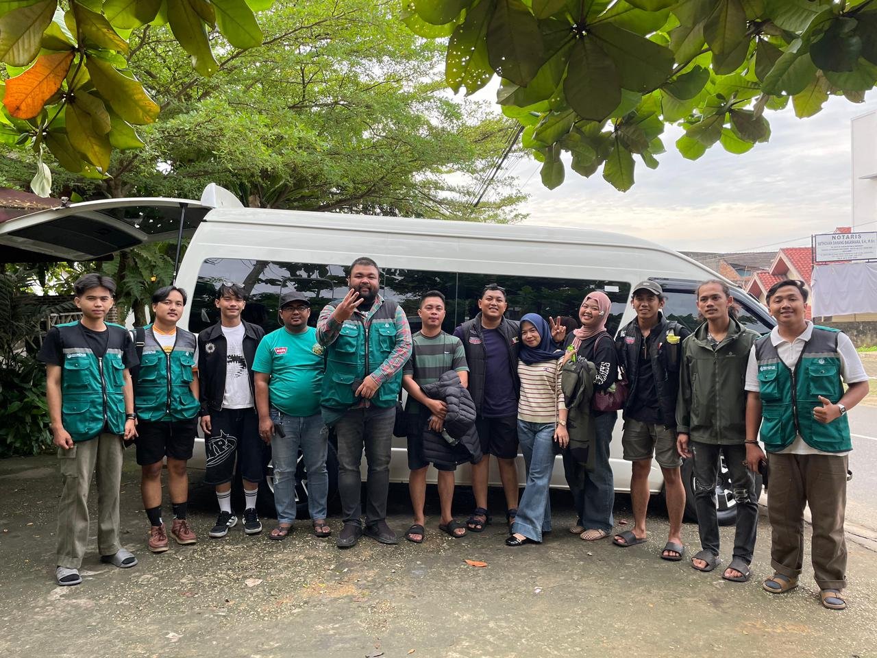Kelompok peserta kegiatan kopi Jambi berfoto bersama di Desa Tamiai Kerinci saat kunjungan lapangan Panen Kopi Robusta