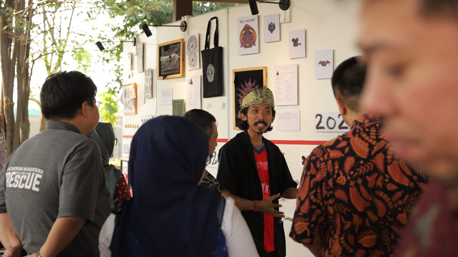 Pengunjung mengikuti pameran dalam rangkaian Tanah Lado International Film Festival 2026.