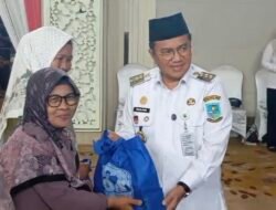 Wali Kota Jambi Maulana memberikan tali asih kepada para relawan Gerakan Ayo Mengaji Kota Jambi