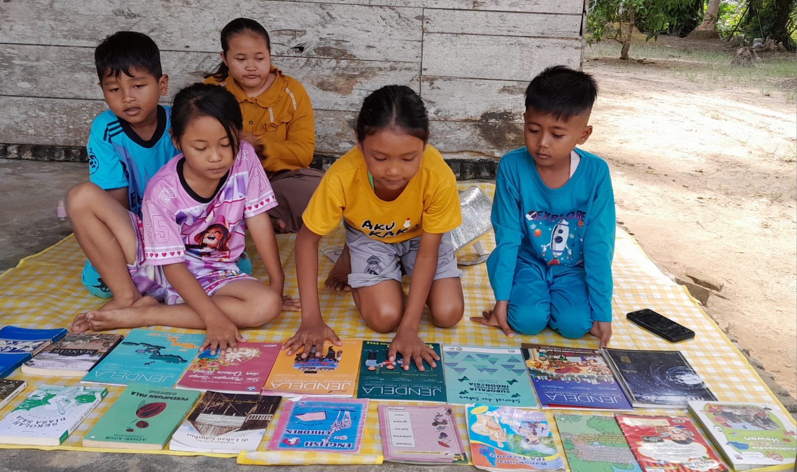 Laman Baca Bandar Jaya: Inisiasi Literasi Pesisir oleh Surini Widyawati di Jambi.