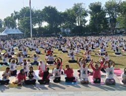 Pengkot Jambi Gelar Yoga Di lapangan Kantor Wali Kota.