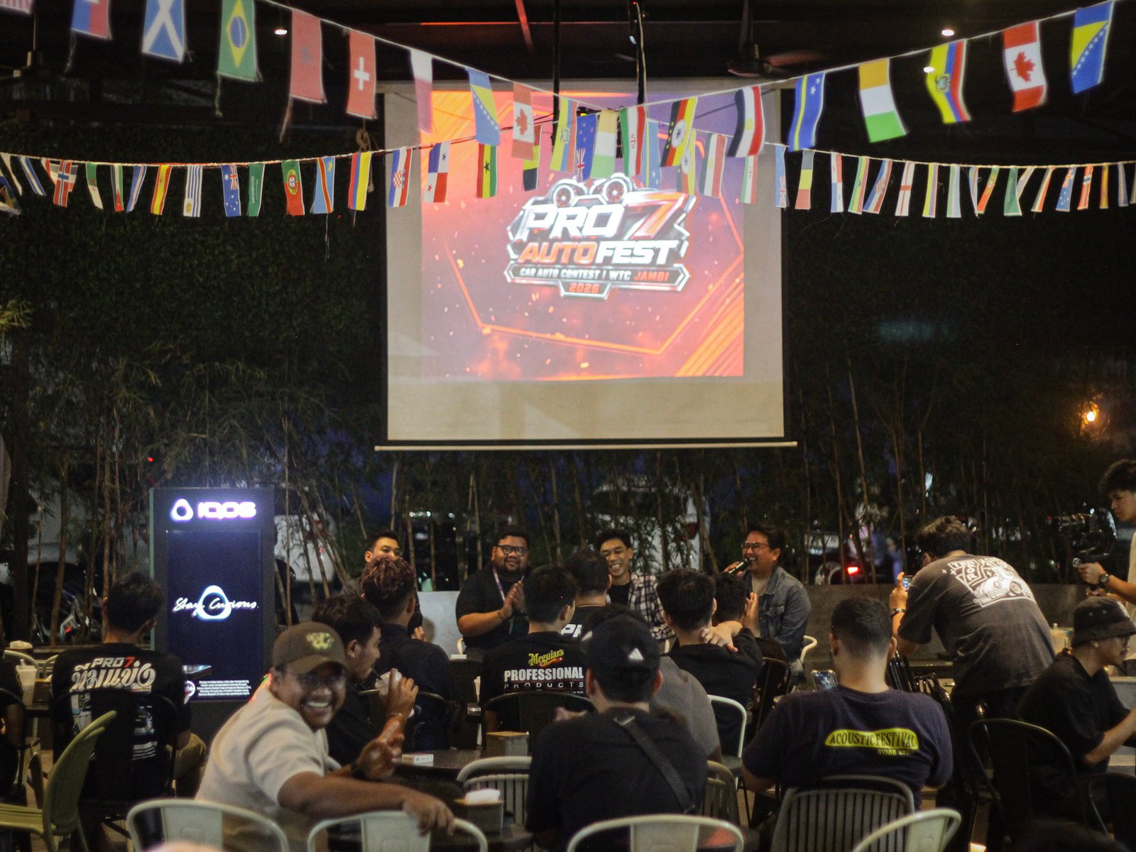 Technical Meeting Pro7 Auto Fest Car Auto Contest 2026 di Madilog Caffe Jambi dihadiri ratusan peserta, juri nasional Wildan dan Ozzie Jonathan menjelang kontes mobil di WTC Jambi.
